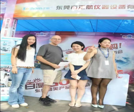 外國(guó)友人臨別時(shí)與公司員工合影留念